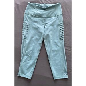 Victoria Sport Knockout Crop Tights w/ Pockets